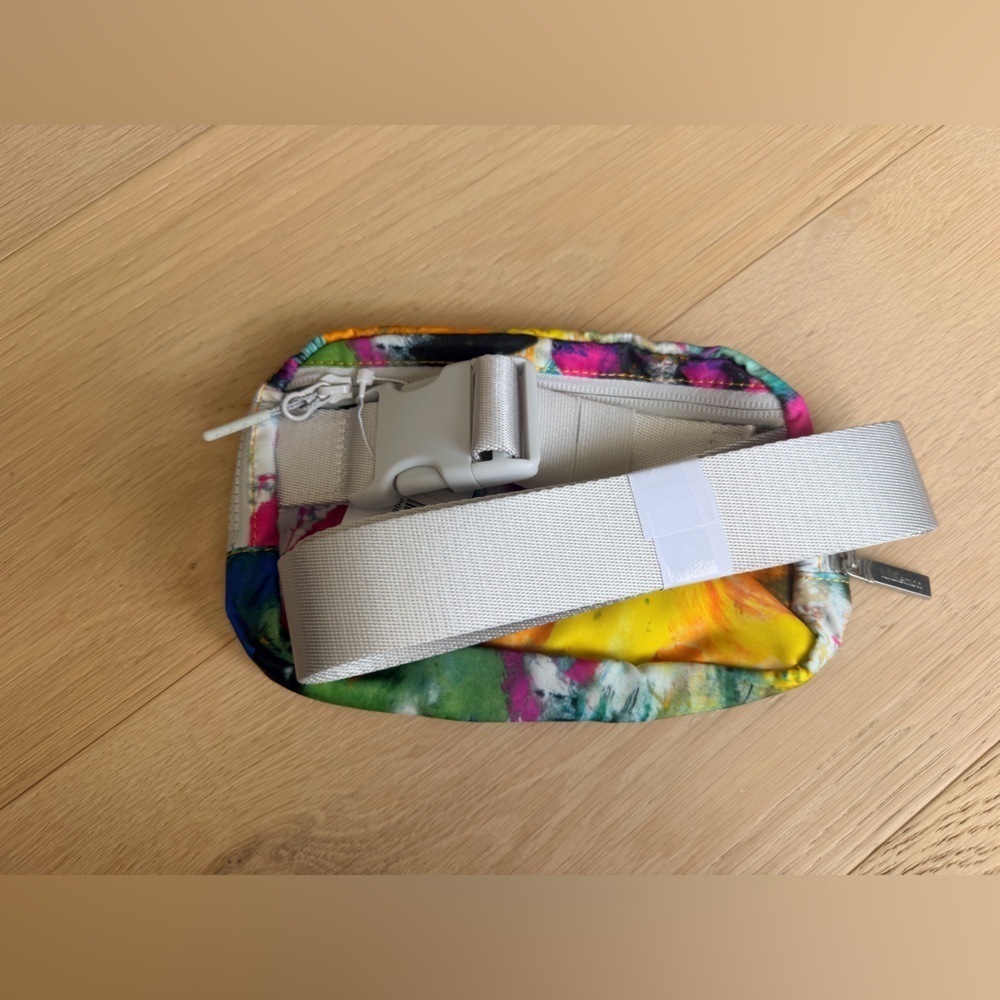 Lululemon Everywhere Belt Bag *1L in No Limits White Multi - Picture 5 of 5